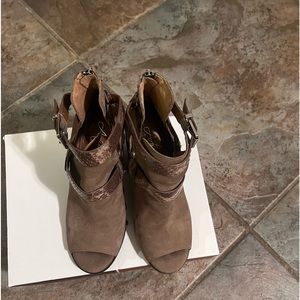 Arturo Chiang Caraleigh Toe Booties size 7.5.